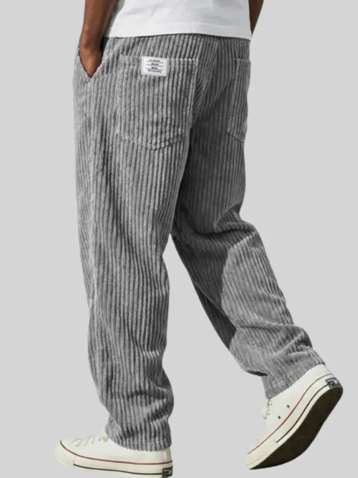 Heren ribbroek met elastische tailleband en steekzakken, ideaal voor een casual vrijetijdslook.