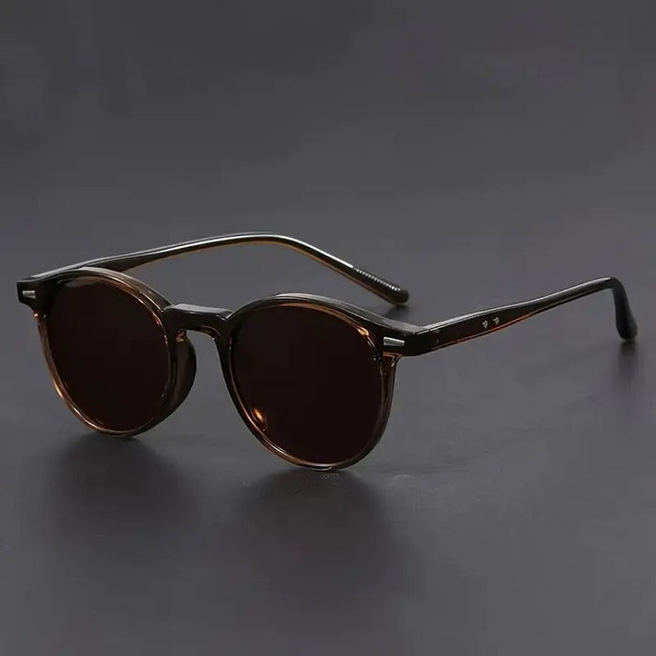 Moderne heren zonnebril met ronde glazen, combineert retro stijl met actuele mode. Een stijlvol accessoire voor mannen.