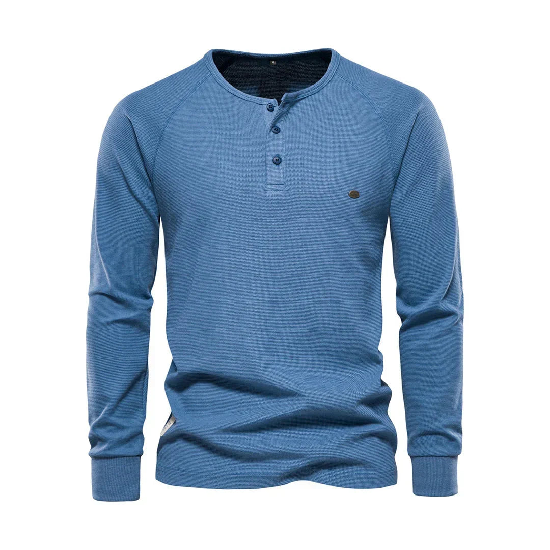 Kledingstapel van herenshirts met lange mouwen en ronde hals in diverse kleuren, voor de veelzijdige garderobe.