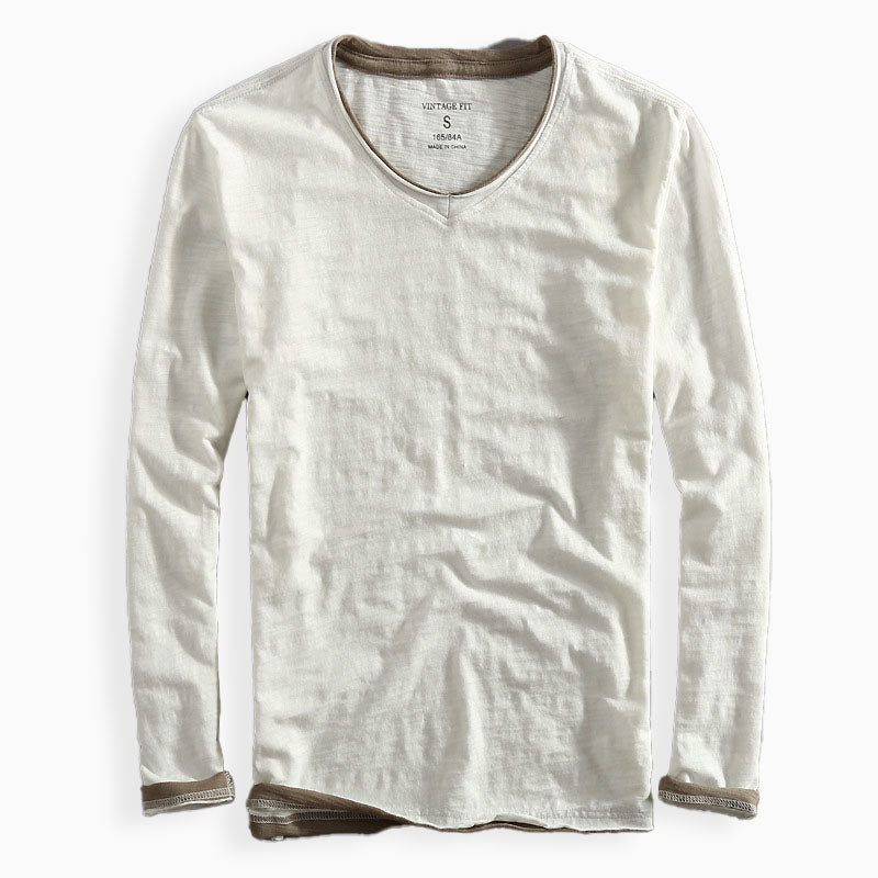 Slim-fit heren shirt met lange mouwen, V-hals, moderne herenmode met subtiele contrastdetails. Elegante kleding.