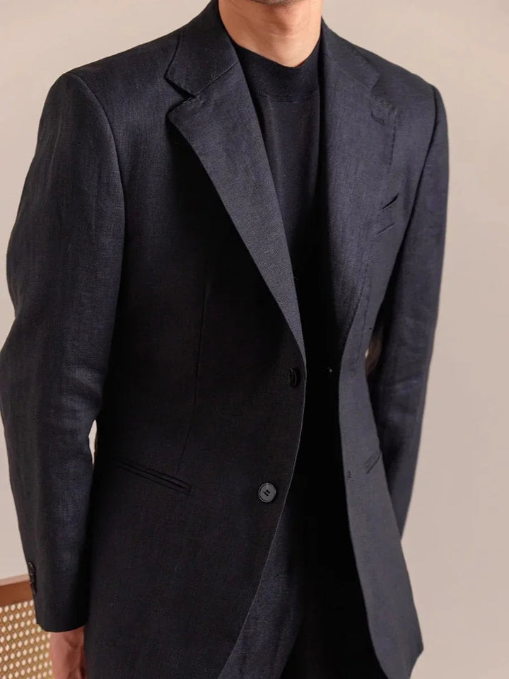Zijaanzicht van de heren colbert slim fit, toont de strakke pasvorm en veelzijdige design.