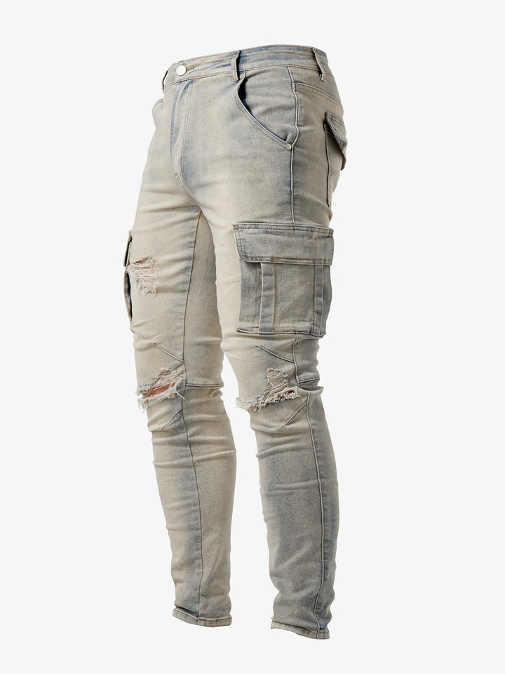 "Heren slim fit cargo jeans met stretch, meerdere zakken, casual street style, getoond van voren op een model"