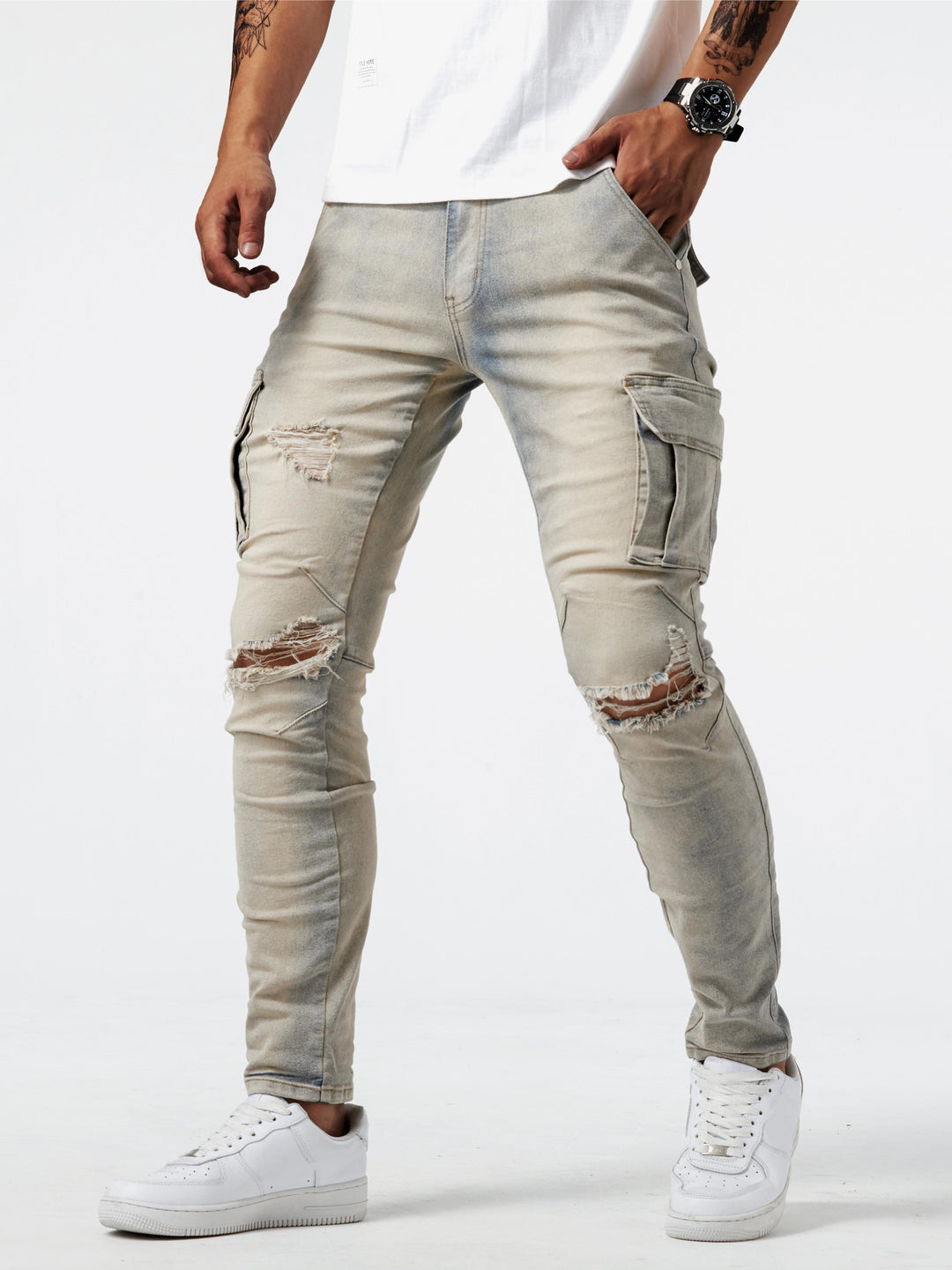 "Heren slim fit cargo jeans met stretch, meerdere zakken, casual street style, getoond van voren op een model"