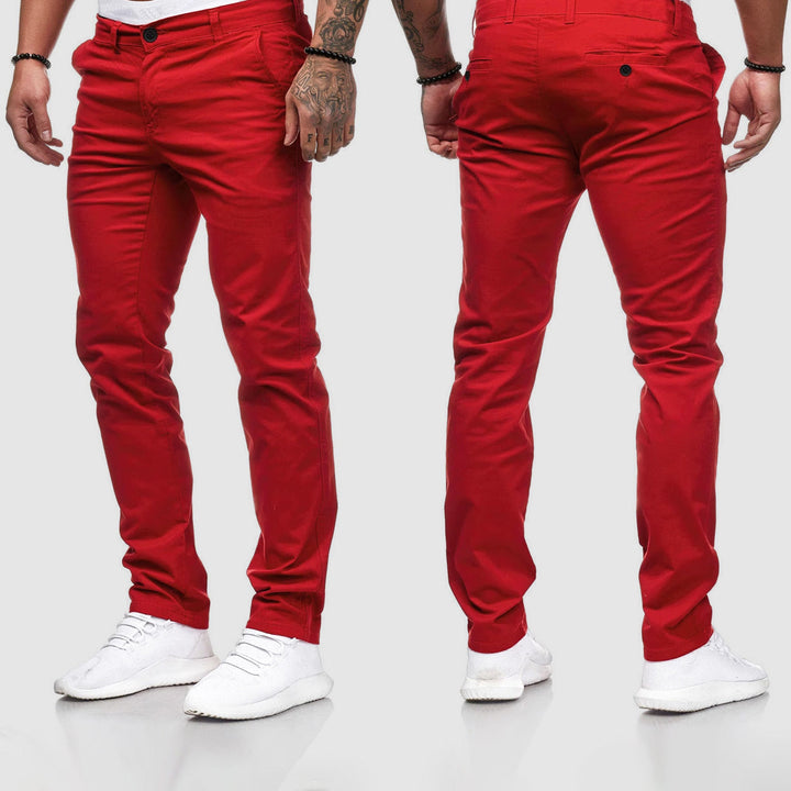 Man draagt formele slim-fit chino broek, geschikt voor kantoor of nette gelegenheden.