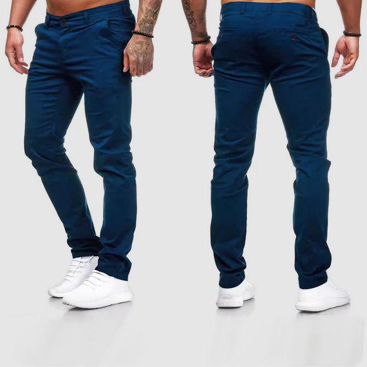 Close-up van de stof van een heren slim-fit chino broek, toont kwaliteit en comfort.