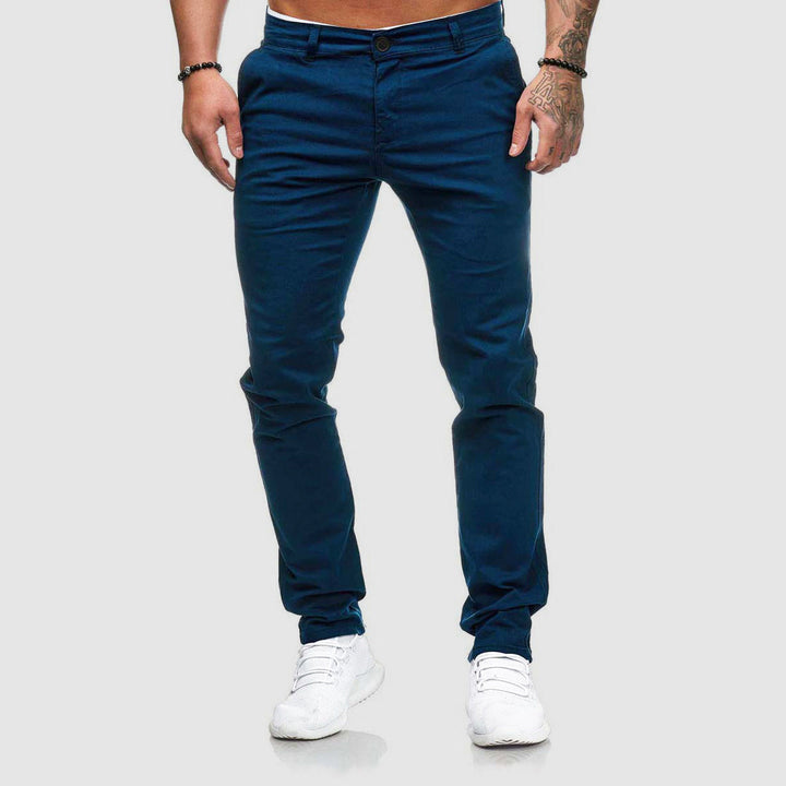 Detail van de pasvorm van een heren slim-fit chino broek, accentueert de slanke lijn.