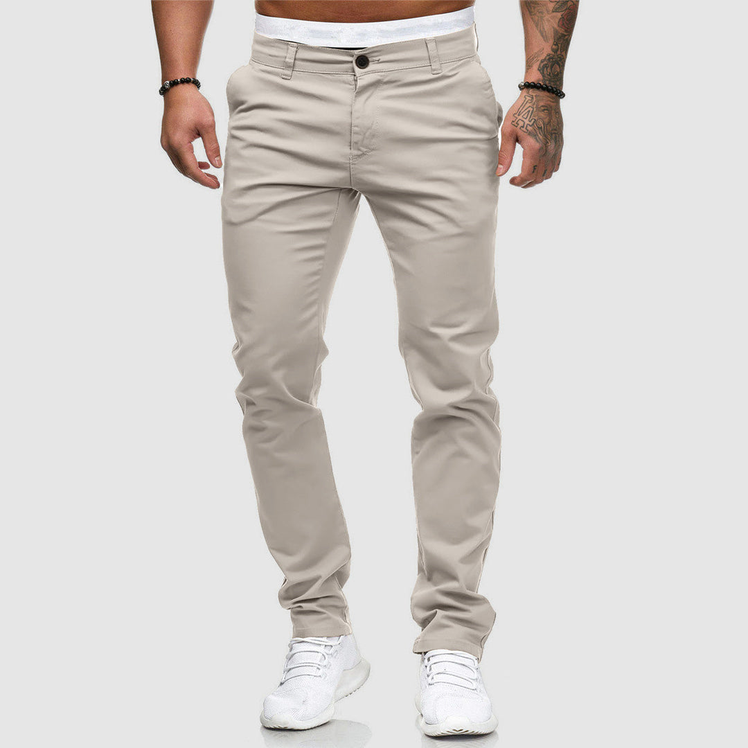 Donkerblauwe heren slim-fit chino broek, een essentieel onderdeel van moderne herenkleding.