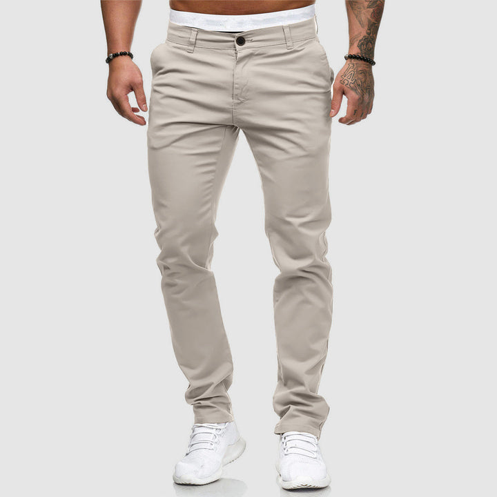 Donkerblauwe heren slim-fit chino broek, een essentieel onderdeel van moderne herenkleding.