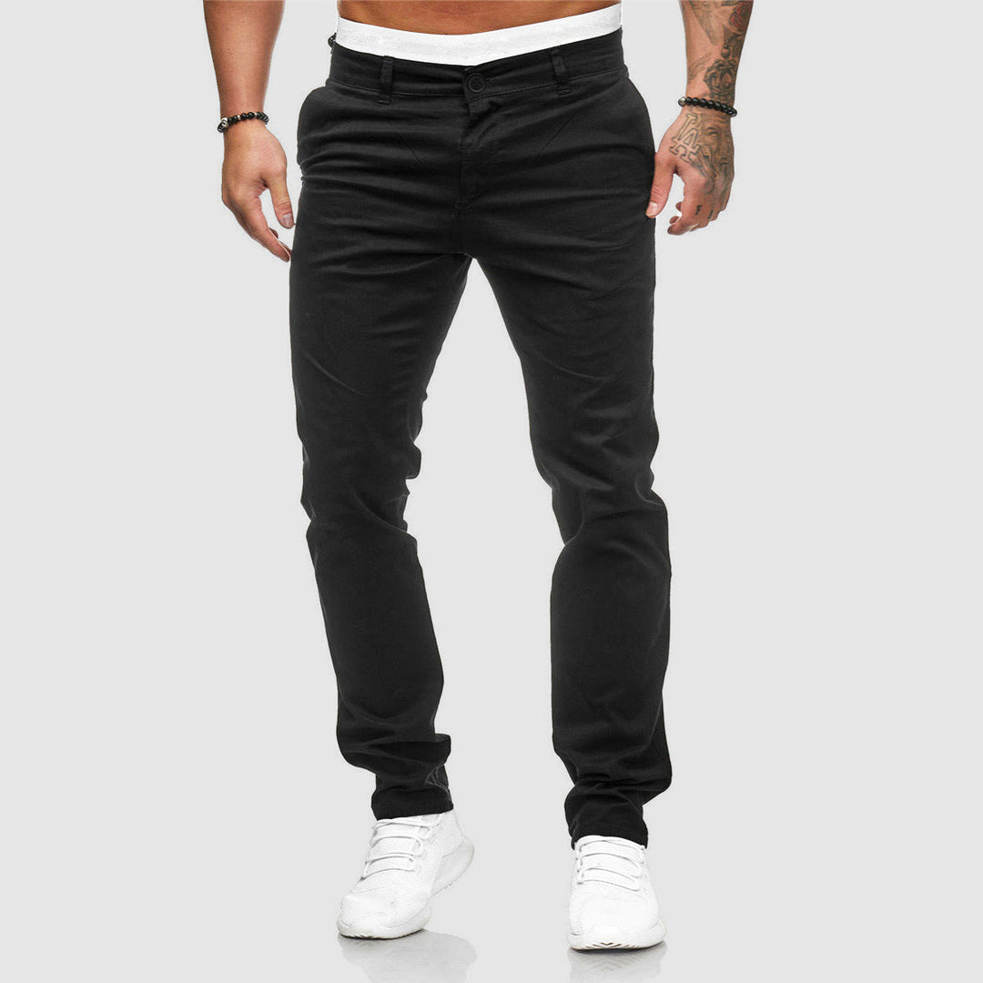Zijaanzicht van een stijlvolle heren slim-fit chino pantalon, toont de moderne snit.