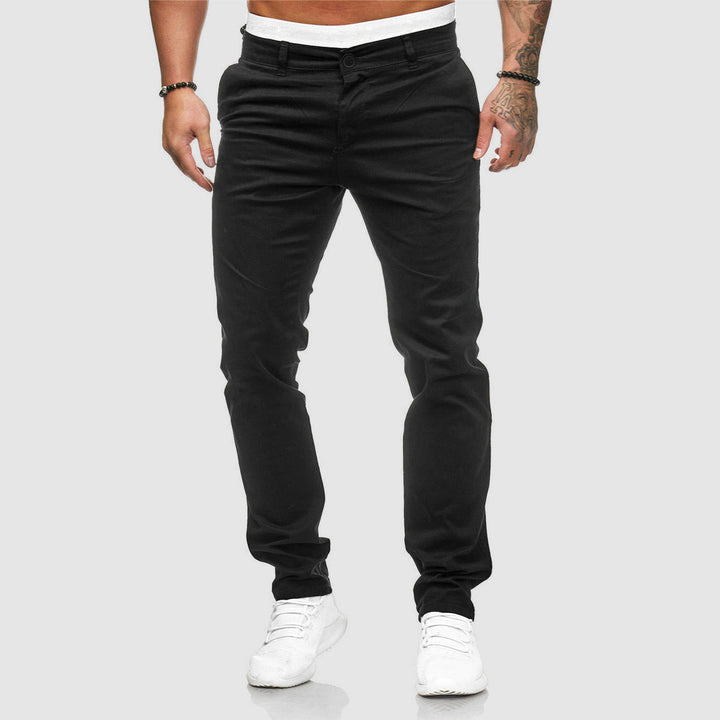 Zijaanzicht van een stijlvolle heren slim-fit chino pantalon, toont de moderne snit.