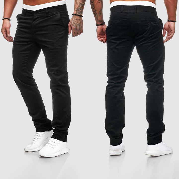 Model draagt casual heren slim-fit chino broek, ideaal voor een relaxte maar stijlvolle outfit.