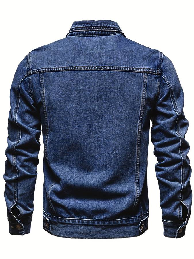 "Heren slim fit denim spijkerjack met borstzakken en knoopsluiting, te zien in donkerblauw. Stijlvol en veelzijdig ontwerp."
