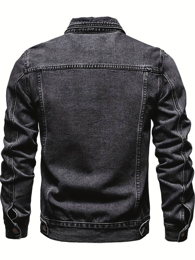 "Heren slim fit denim spijkerjack met borstzakken en knoopsluiting, te zien in donkerblauw. Stijlvol en veelzijdig ontwerp."