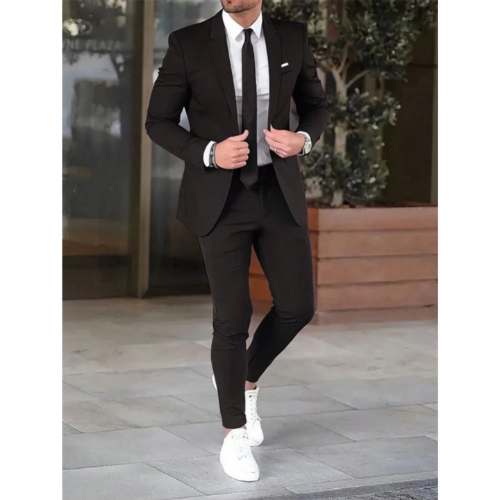 Man in stijlvol heren pak op kantoor. Dit moderne slim fit maatpak is perfect voor zakelijk gebruik en formele events.