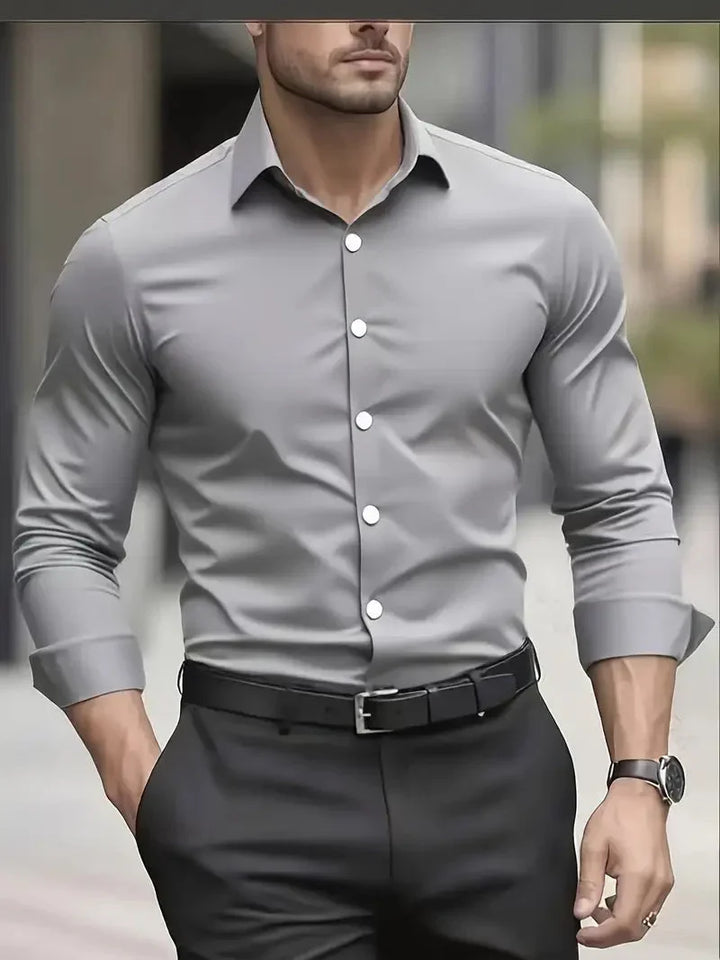 Detail van de knoopsluiting en manchet van een stijlvol heren slim fit overhemd.