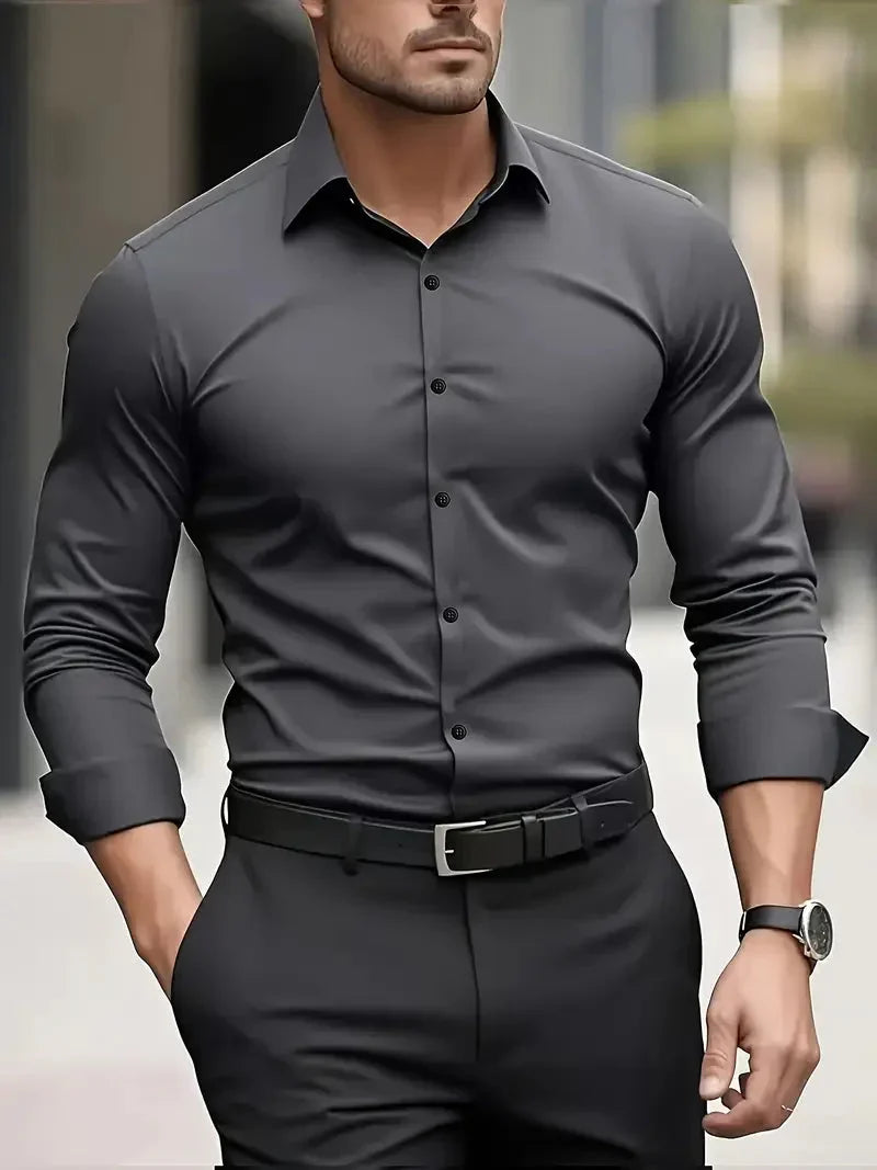 Een zwart heren slim fit overhemd met kentkraag, veelzijdig voor elke gelegenheid.