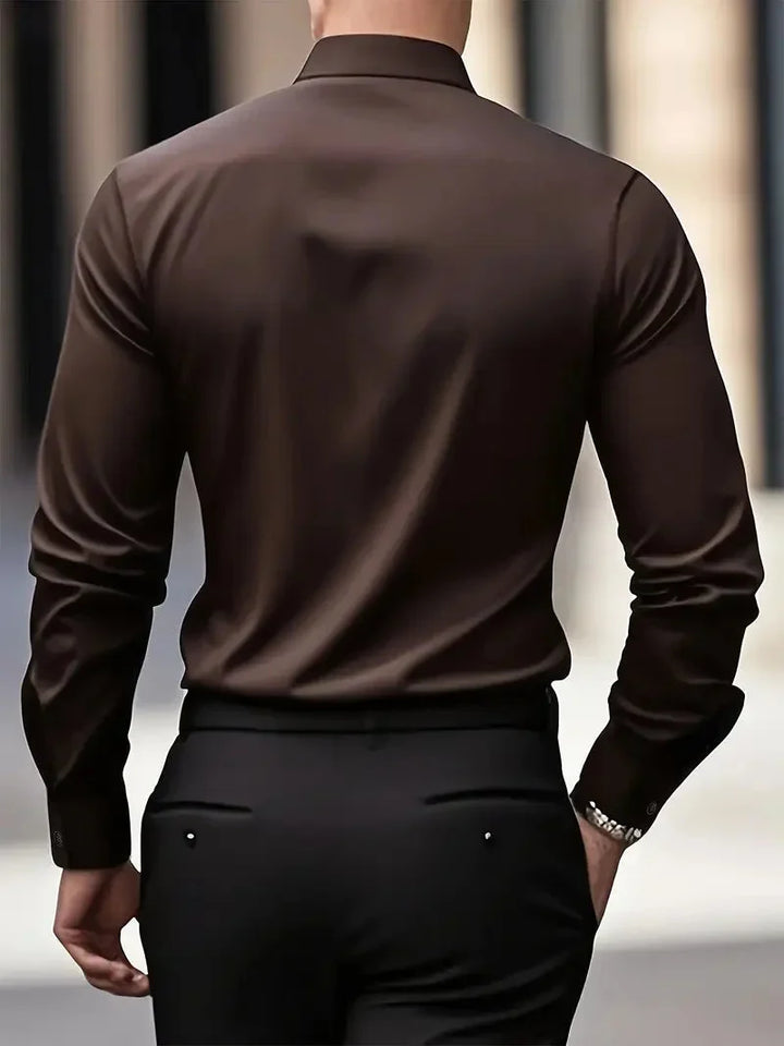 Heren overhemd, slim fit, met lange mouw en een klassieke kraag, geschikt voor elke garderobe.