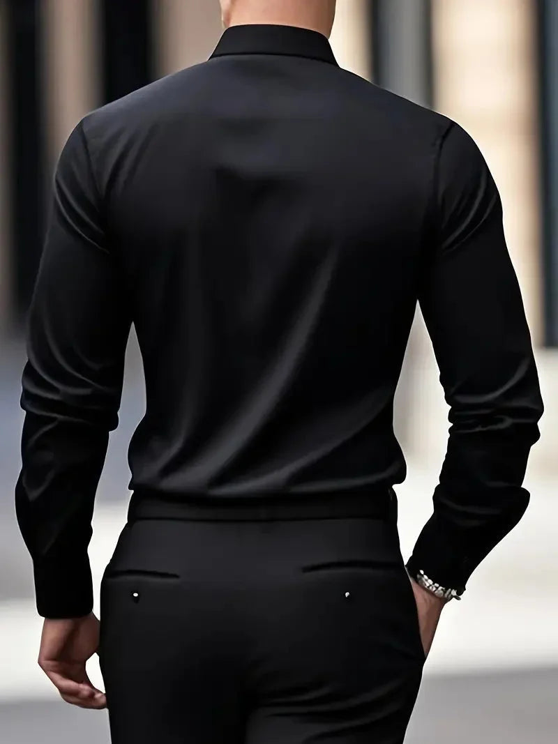 Dit heren overhemd slim fit met klassieke kraag en lange mouw combineert comfort en stijl.
