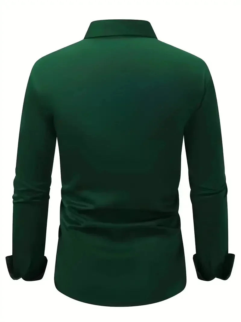 Close-up van de manchet en knoop van het slim fit heren overhemd met lange mouw.