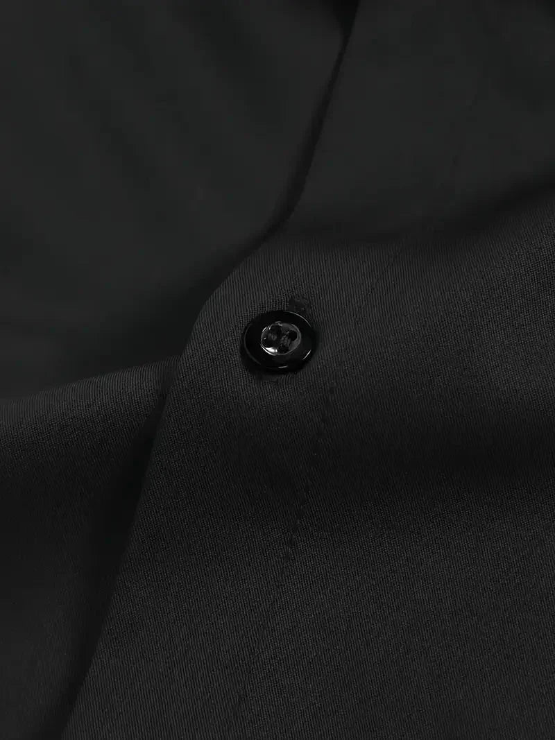 Voorbeeld van heren slim fit overhemd met klassieke kraag en lange mouw, gedragen onder een jasje.