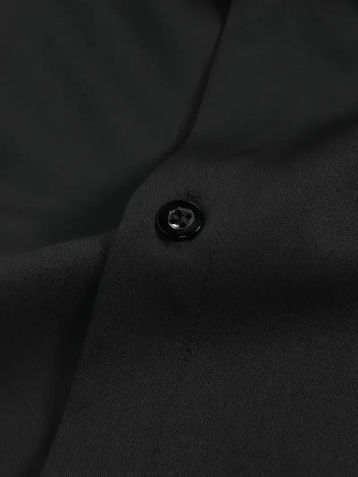 Voorbeeld van heren slim fit overhemd met klassieke kraag en lange mouw, gedragen onder een jasje.