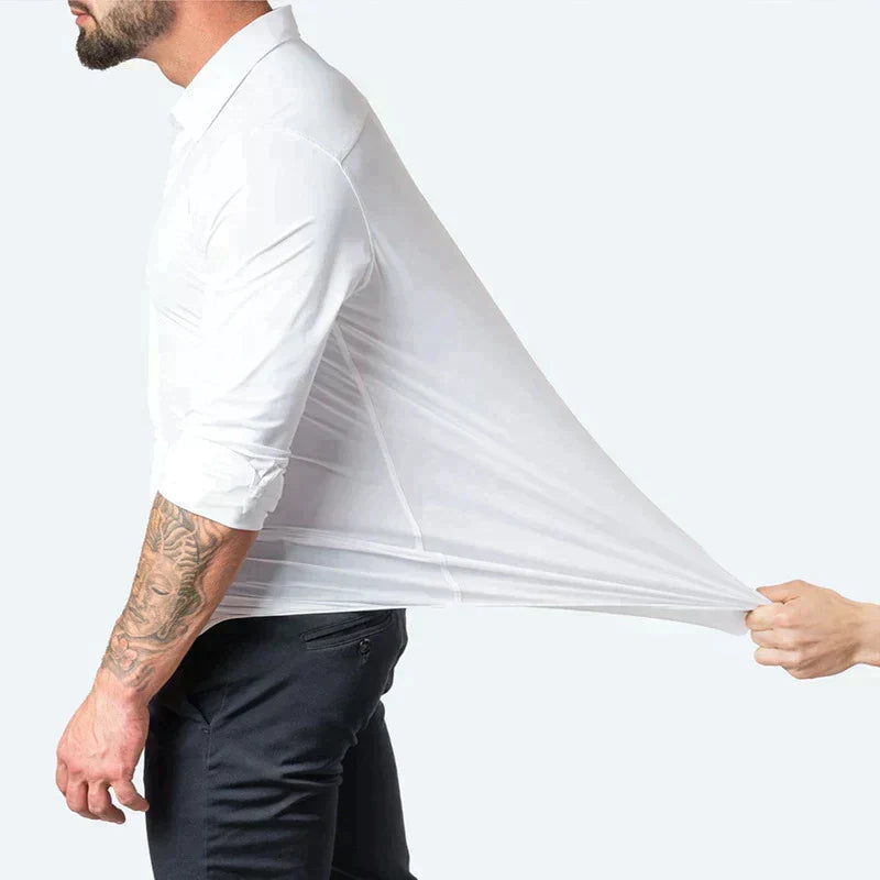 Ontspannen man draagt comfortabel heren stretch overhemd. Geschikt als smart casual shirt voor vrijetijd.
