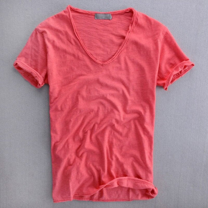 Modern heren T-shirt met diepe V-hals en korte mouw, een veelzijdige slim fit voor elke garderobe.