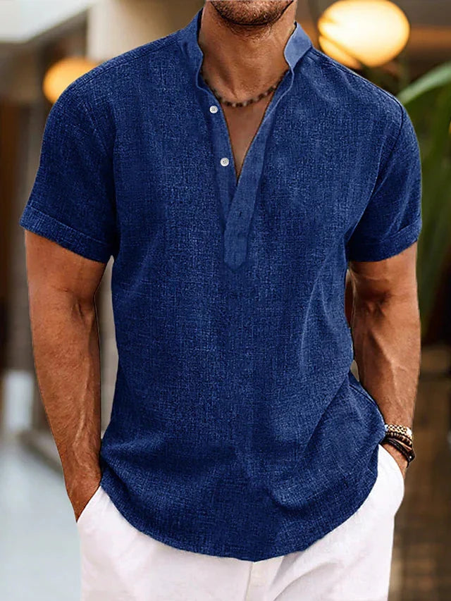 Stijlvol en comfortabel herenshirt met korte mouwen en V-hals. Ideaal voor casual zomerse outfits. Regular fit.
