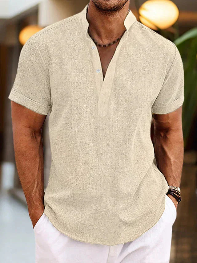 Heren T-shirt met V-halskraag en korte mouwen. Comfortabele regular fit voor een casual en stijlvolle zomerlook.