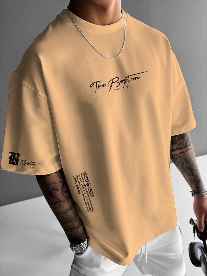 Casual heren t-shirt, ronde hals en korte mouwen. Opvallende slogan print voor een moderne streetwear stijl.