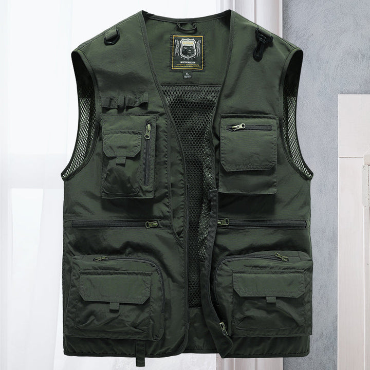 Detail van multifunctioneel tactisch heren vest met ruime zakken, perfect voor outdoor en festival outfits.
