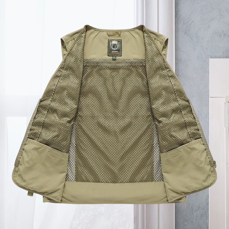 Plat gefotografeerd tactisch heren utility vest, multifunctioneel voor elk outdoor avontuur of festival.