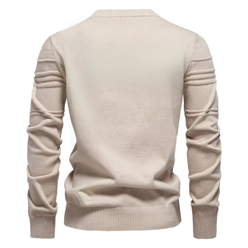 Achterkant van een beige heren trui met ronde hals en comfortabele lange mouwen