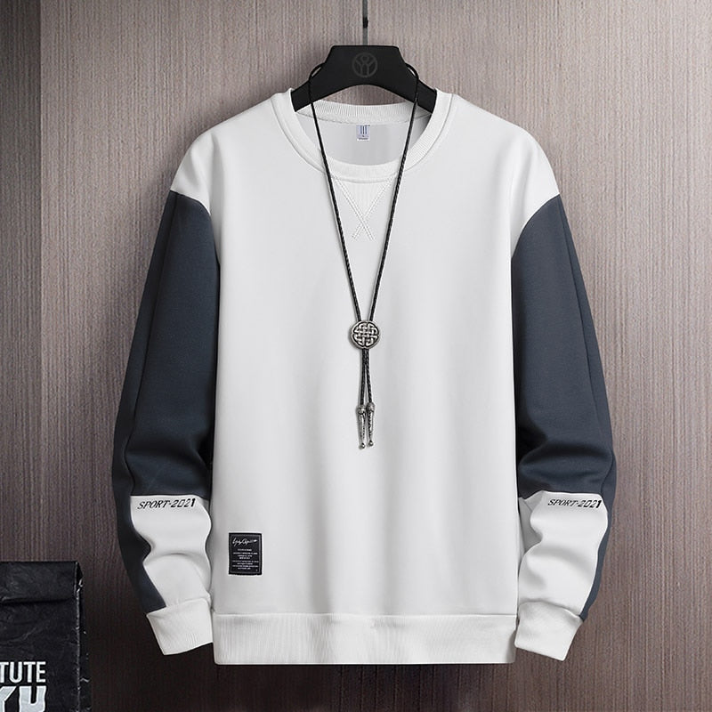 Moderne heren urban trui met zachte stof en contrasterende mouwen, casual streetstyle comfort.