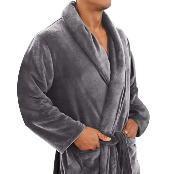 Heren winterbadjas, warm en pluizig, met sjaalkraag; essentieel voor ontspannen avonden thuis.