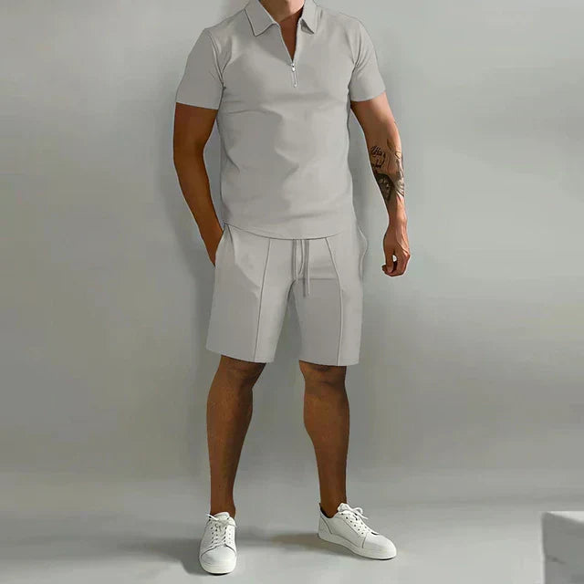 Comfortabele heren short uit tweedelige zomerkledingset, geschikt voor vakantie en vrije tijd.