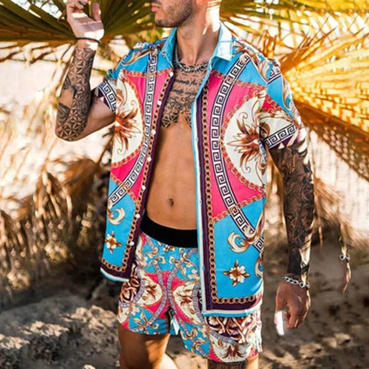 Comfortabele heren outfit voor de zomer, met trendy print. Ideaal voor strand of vrije tijd.
