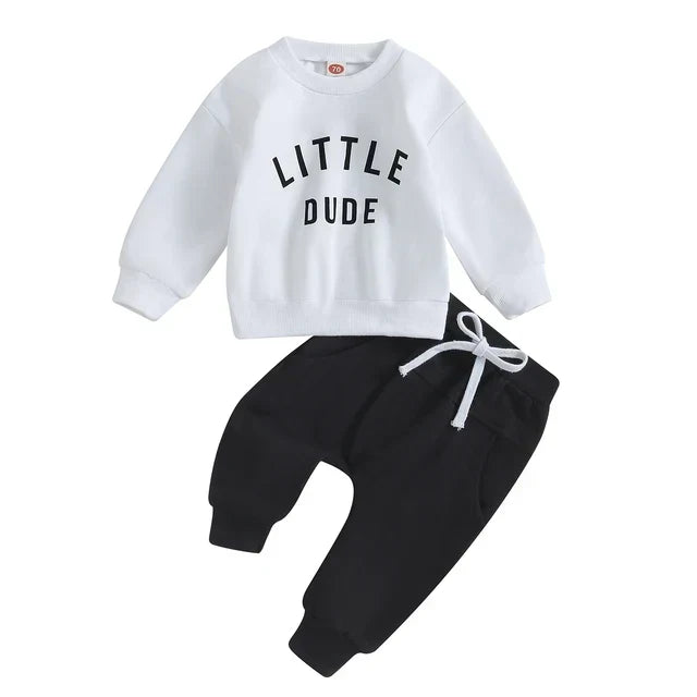 "Herfstoutfit peuters: stoer sweatshirt en broek, katoenmix, trendy letterprint, geschikt voor avontuurlijk spelen."