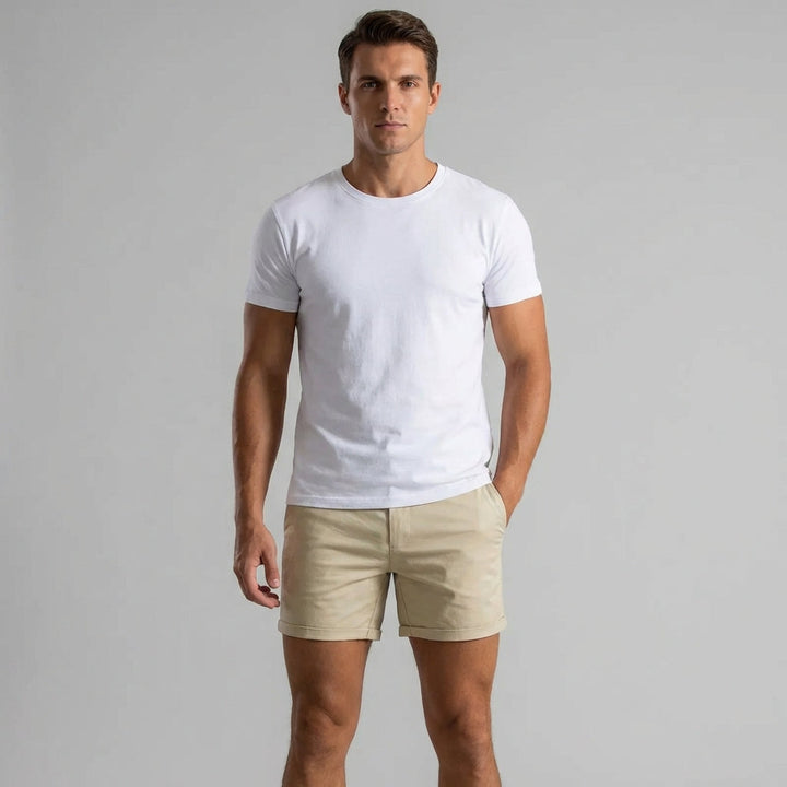 Witte heren chino shorts voor een frisse, stijlvolle zomerse outfit. Comfortabele pasvorm, perfect voor vrije tijd.