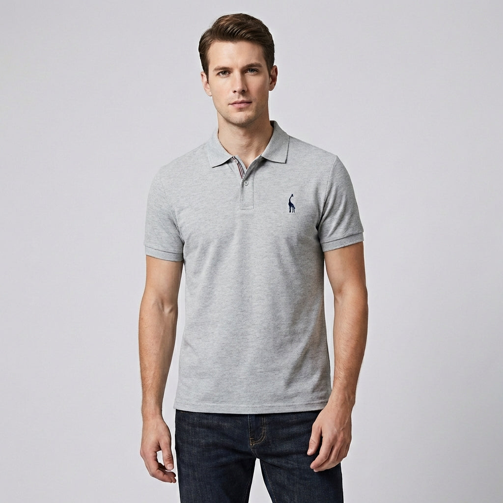 Man draagt comfortabele blauwe heren polo, een stijlvolle en tijdloze keuze voor zijn dagelijkse kleding.