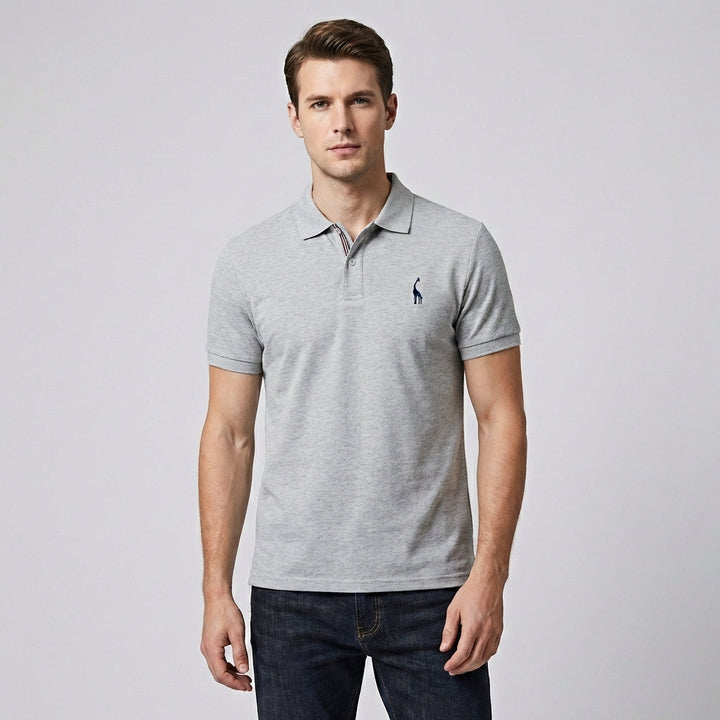 Man draagt comfortabele blauwe heren polo, een stijlvolle en tijdloze keuze voor zijn dagelijkse kleding.