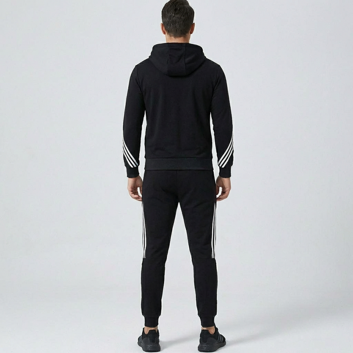 Stijlvol heren joggingpak, tweedelig en comfortabel, perfect voor casual gebruik of sportieve activiteiten.