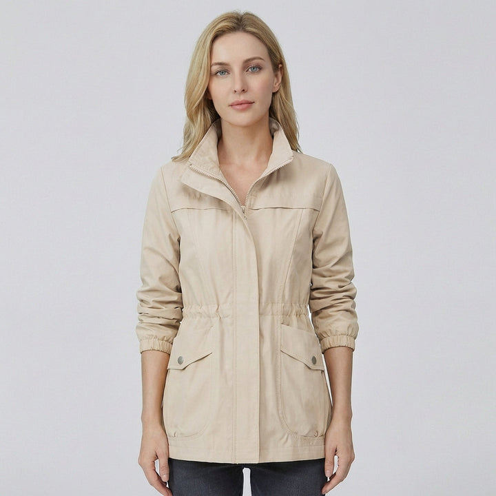 Lente damesjas, een modieuze trenchcoat met verstelbare tailleband en handige voorzakken.