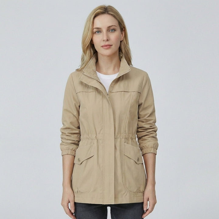 Comfortabele en stijlvolle dames trenchcoat, perfect voor lente en casual outdoorkleding.
