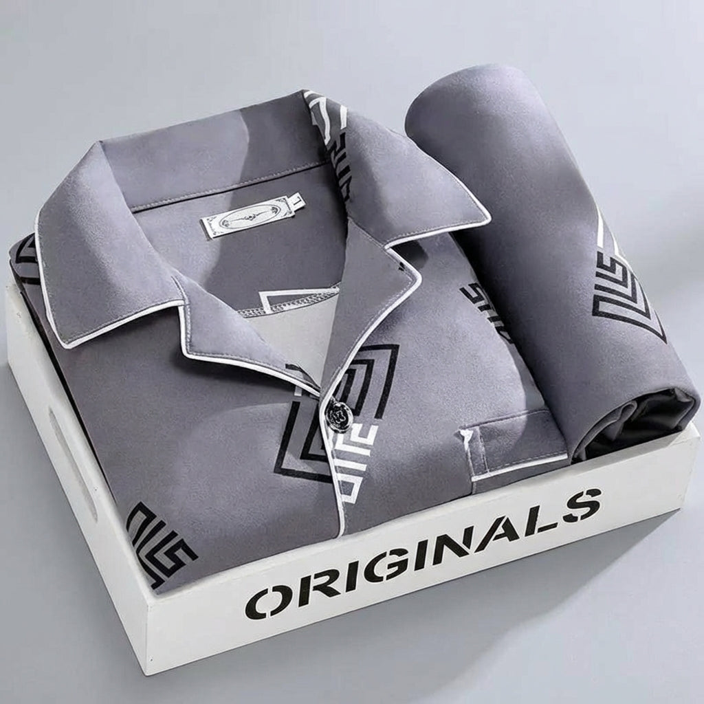 Praktische heren pyjama bestaande uit overhemd met knopen en comfortabele broek, perfect voor thuis.