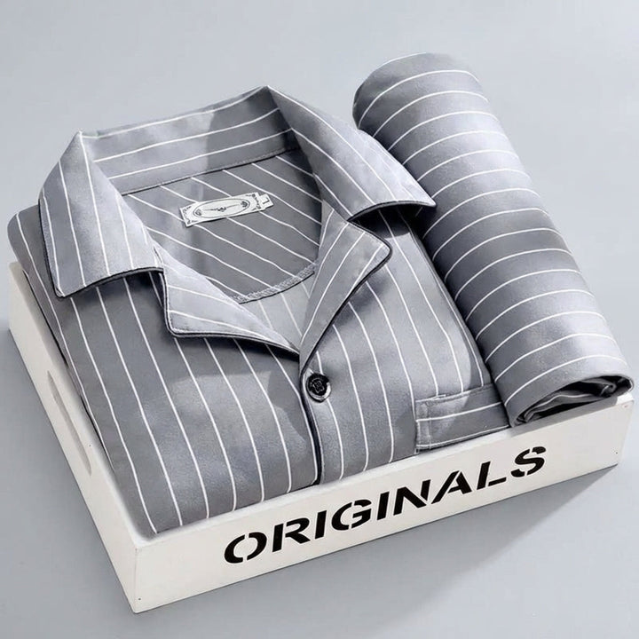 Hoogwaardige heren pyjama met comfortabel overhemd en volledige knoopsluiting, ideaal voor slaap.