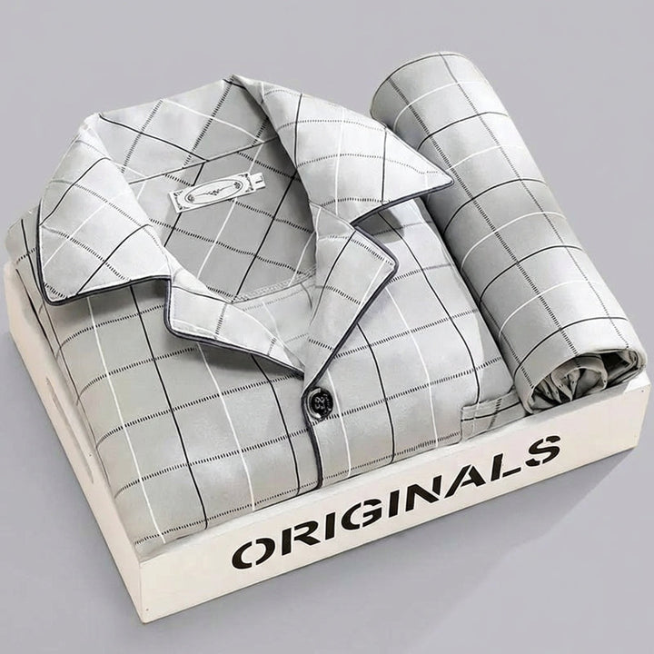 Comfortabele heren pyjama met lange mouwen, overhemdstijl, knoopsluiting en broek voor thuis.