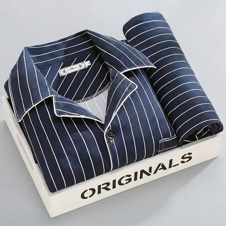 Heren pyjamaset in lichte stof met overhemd en knoopsluiting, ideaal voor ultieme ontspanning.