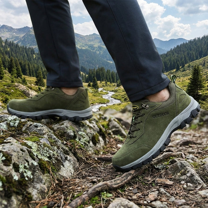 Grijze orthopedische heren wandelschoenen, bieden comfort en voetondersteuning voor duurzaam wandelen in de buitenlucht.