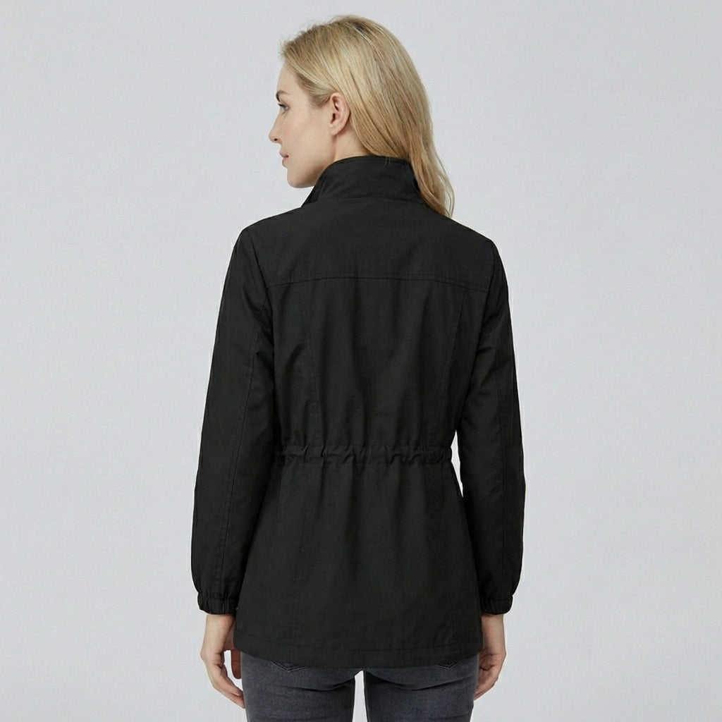 Modieuze dames trenchcoat voor de lente, comfortabel en casual, met praktische voorzakken.